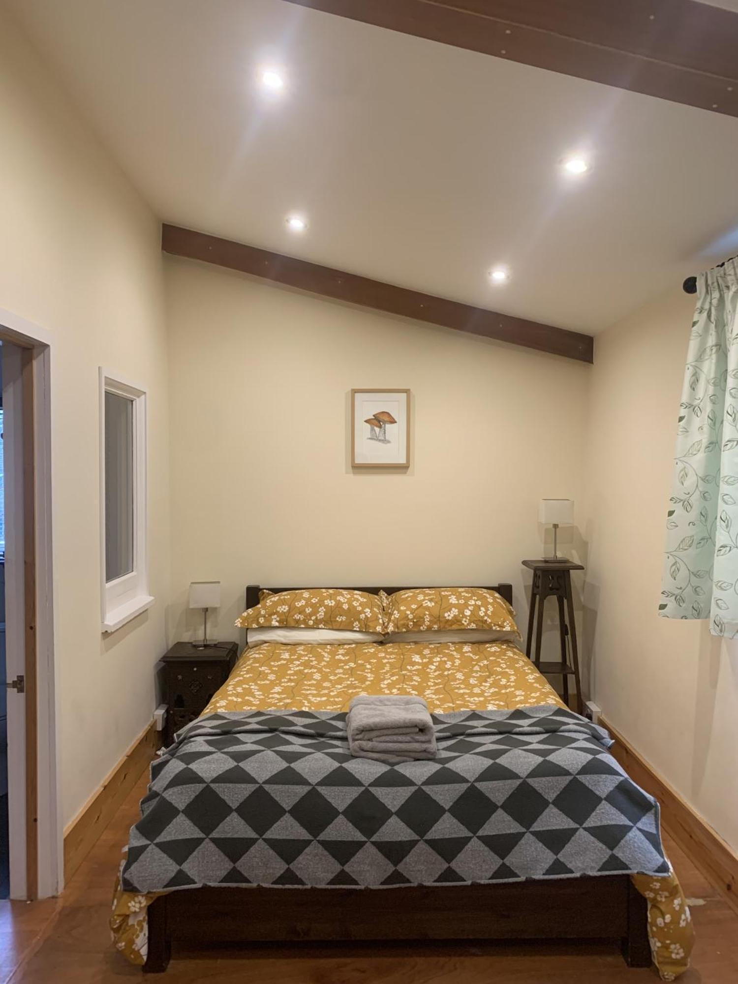 Llandysul Ceridwen Glamping, Double Decker Bus And Yurts酒店 外观 照片